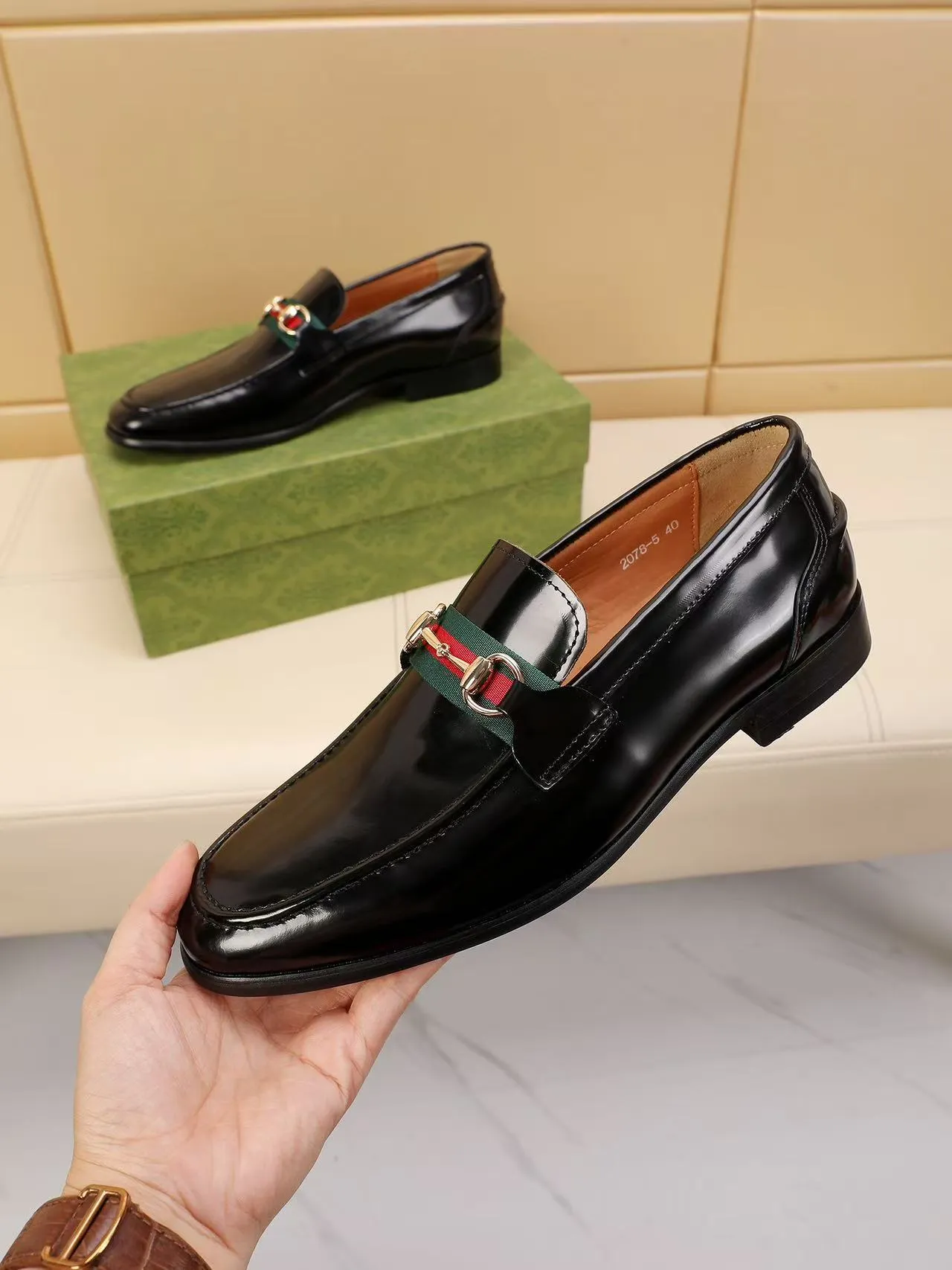 Men's men's shoes 💰440 🆘【GUCCI】Gucci ·🐂里· Hot-selling beanie shoes, top brand luxury, top quality, latest fashion beanie shoes.. The upper is made of original high mercerized smooth cow suede. (Full top-layer water-dyed 🐂 leather and lining). The original stylish and stylish soft rubber wear-resistant and non-slip outsole is light and comfortable on the foot, available in 2 colors! Matching code: 39-45 (38.46. Customized)